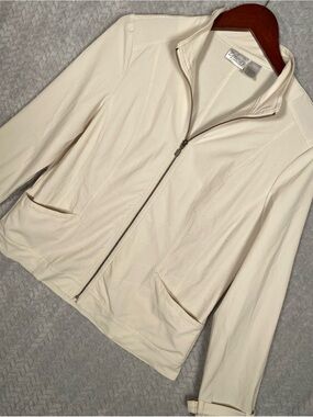 Beige Zenergy Chicos Women’s Lightweight Stretchy Mock Neck Jacket Size 0 Spring